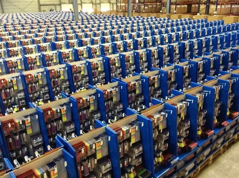 Lagerhalle mit vielen bestückten Verkaufsdisplays auf Paletten